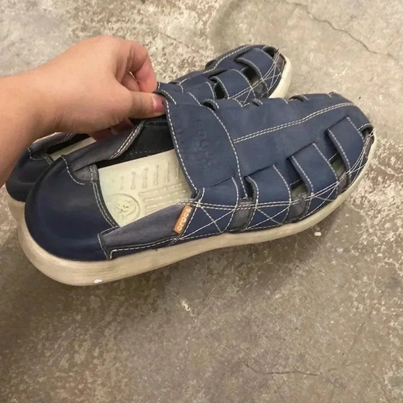 Crocs men leather slip on shoes - Picture 4 of 4